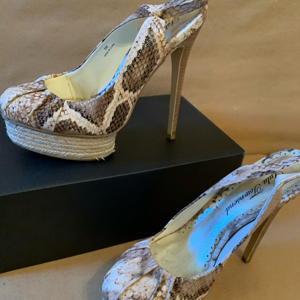 Beautiful pointed toe heel in beige size 6